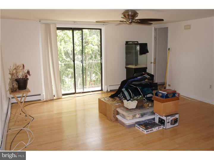 22 South Springfield Road, Unit I2 Clifton Heights, PA 19018 - Photo 3 of 13 Living Room