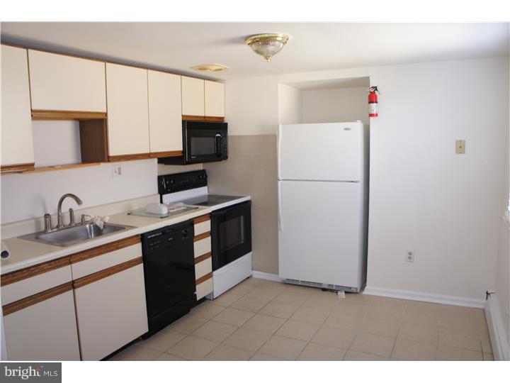 22 South Springfield Road, Unit I2 Clifton Heights, PA 19018 - Photo 5 of 13 Kitchen