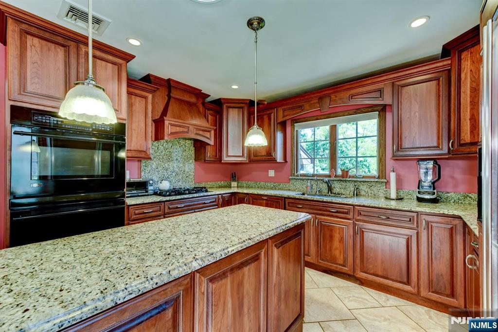 11 Yellow Brick Road Wayne, NJ 07470 - Photo 14 of 41