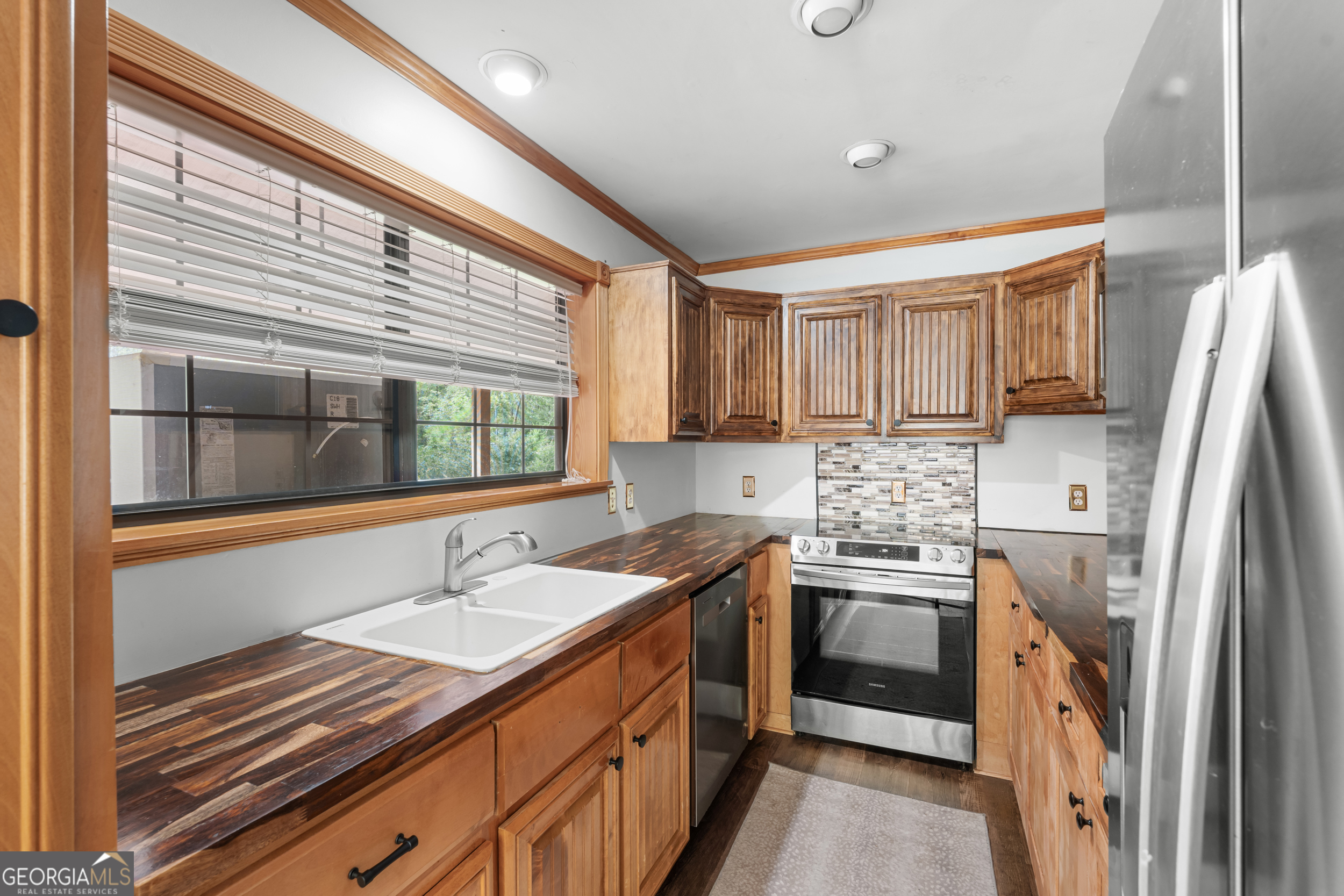 3770 Hill Road Metter, GA 30439 - Photo 9 of 32 a kitchen with a sink stove and refrigerator