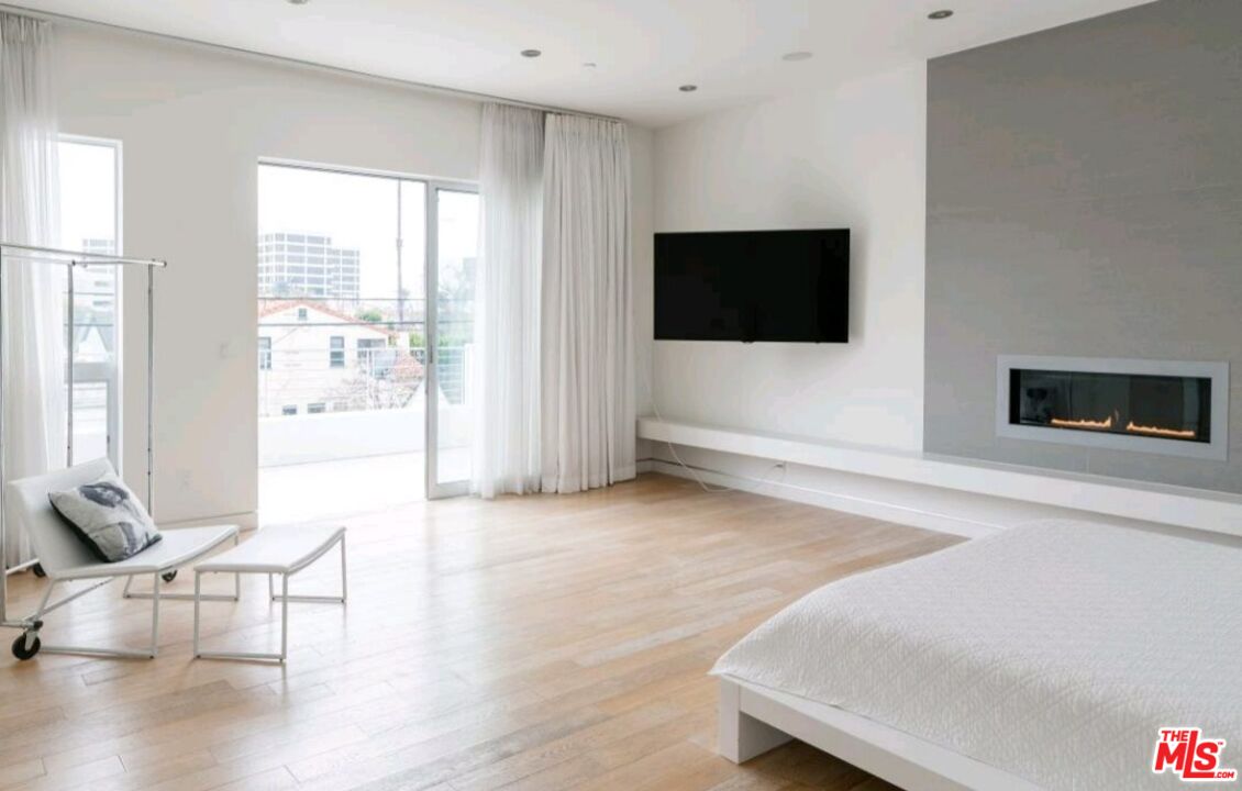 6620 West 5th Street Los Angeles, CA 90048 - Photo 11 of 34 a living room with furniture and a flat screen tv