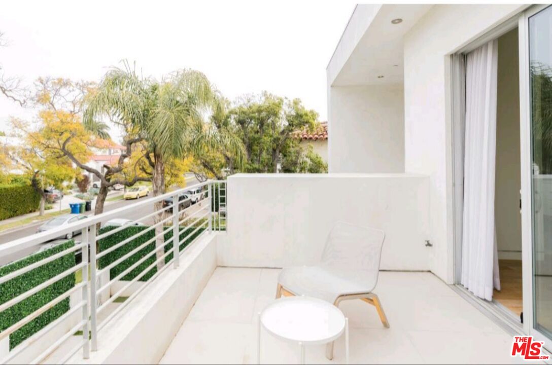 6620 West 5th Street Los Angeles, CA 90048 - Photo 16 of 34 a balcony with table and chairs