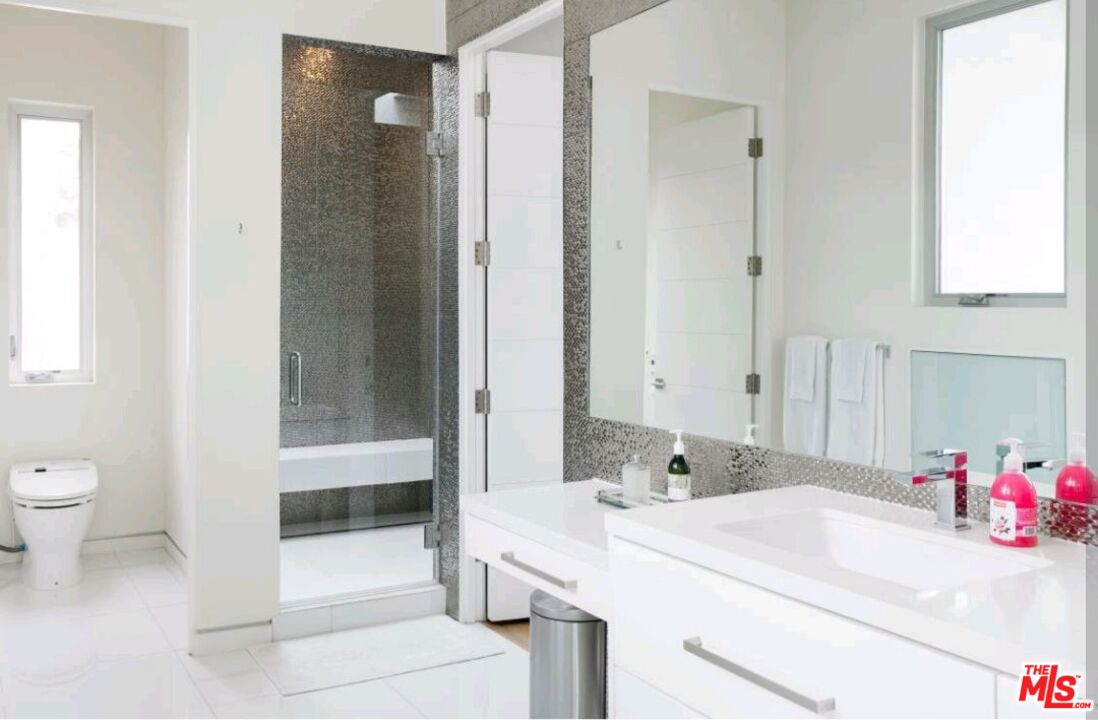 6620 West 5th Street Los Angeles, CA 90048 - Photo 20 of 34 a bathroom with a sink and a mirror