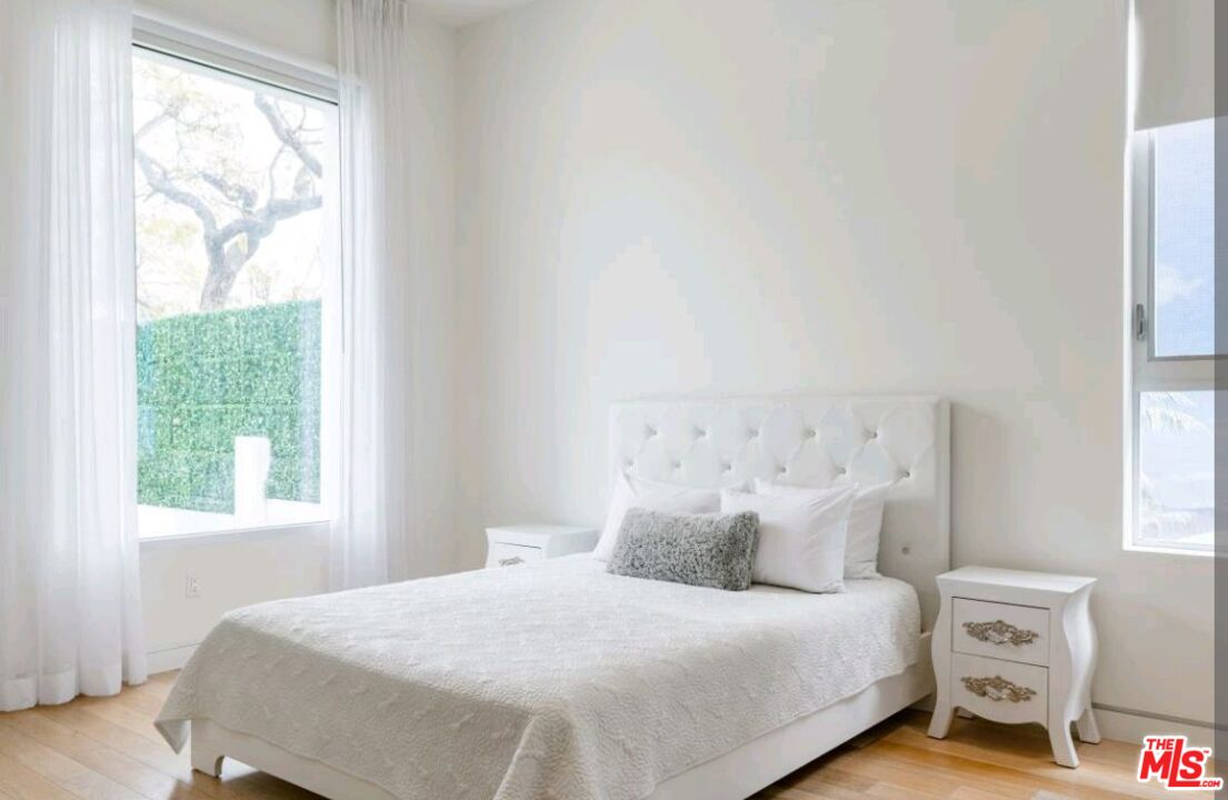 6620 West 5th Street Los Angeles, CA 90048 - Photo 26 of 34 a bedroom with a bed and a window