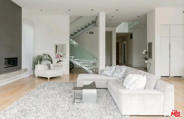 $15,999 | 6620 West 5th Street, Los Angeles, CA 90048