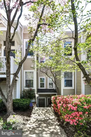 $2,300 | 2954 Yarling Court, Unit 2954, Falls Church, VA 22042