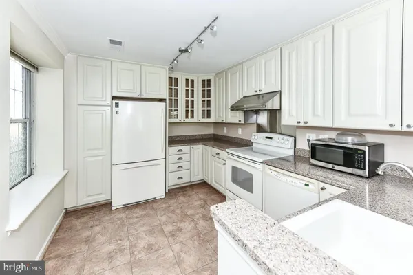 $2,300 | 2954 Yarling Court, Unit 2954, Falls Church, VA 22042