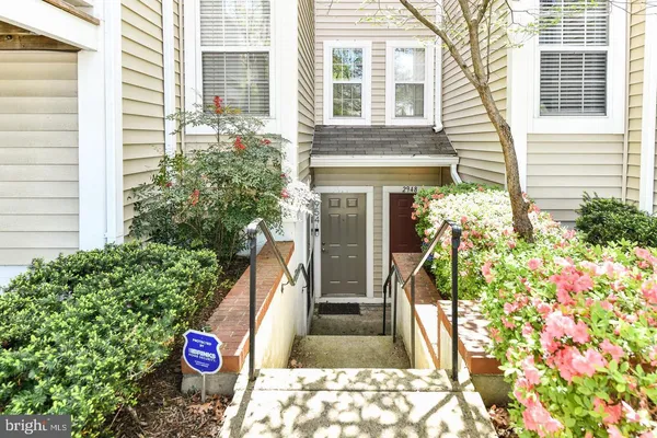 $2,300 | 2954 Yarling Court, Unit 2954, Falls Church, VA 22042