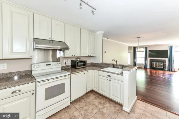 $2,300 | 2954 Yarling Court, Unit 2954, Falls Church, VA 22042