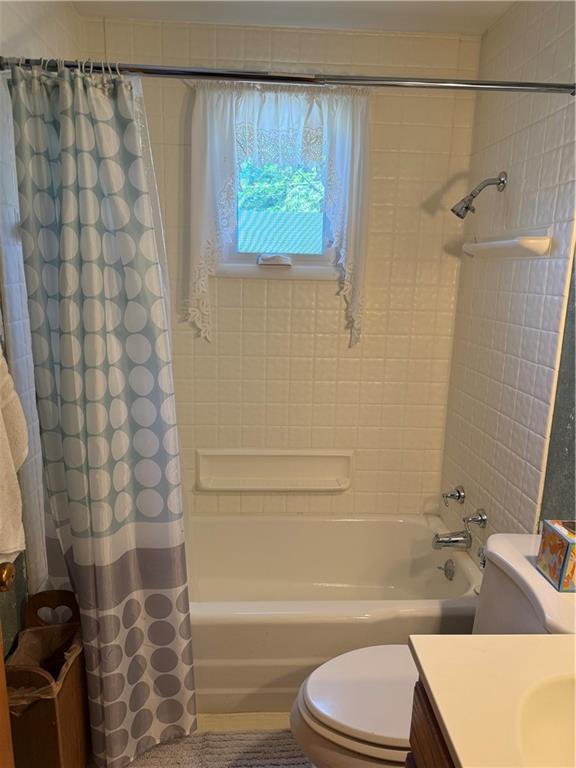 2801 7th Street Road New Kensington, PA 15068 - Photo 12 of 22 a bathroom with a sink and a bathtub