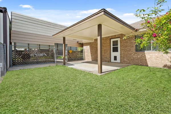 a view of a house with backyard and garden