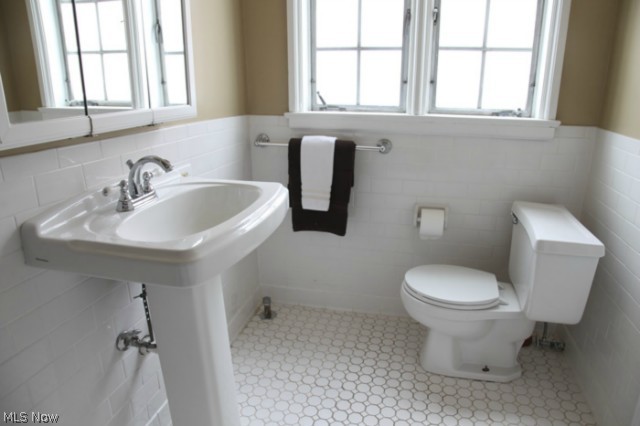 3712 Traynham Road Beachwood, OH 44122 - Photo 17 of 25 Updated main bathroom. Subway tile surrounds, tub, faucets, pedestal sink, ventilation, replacement toilet, hardware and newer tile floors.