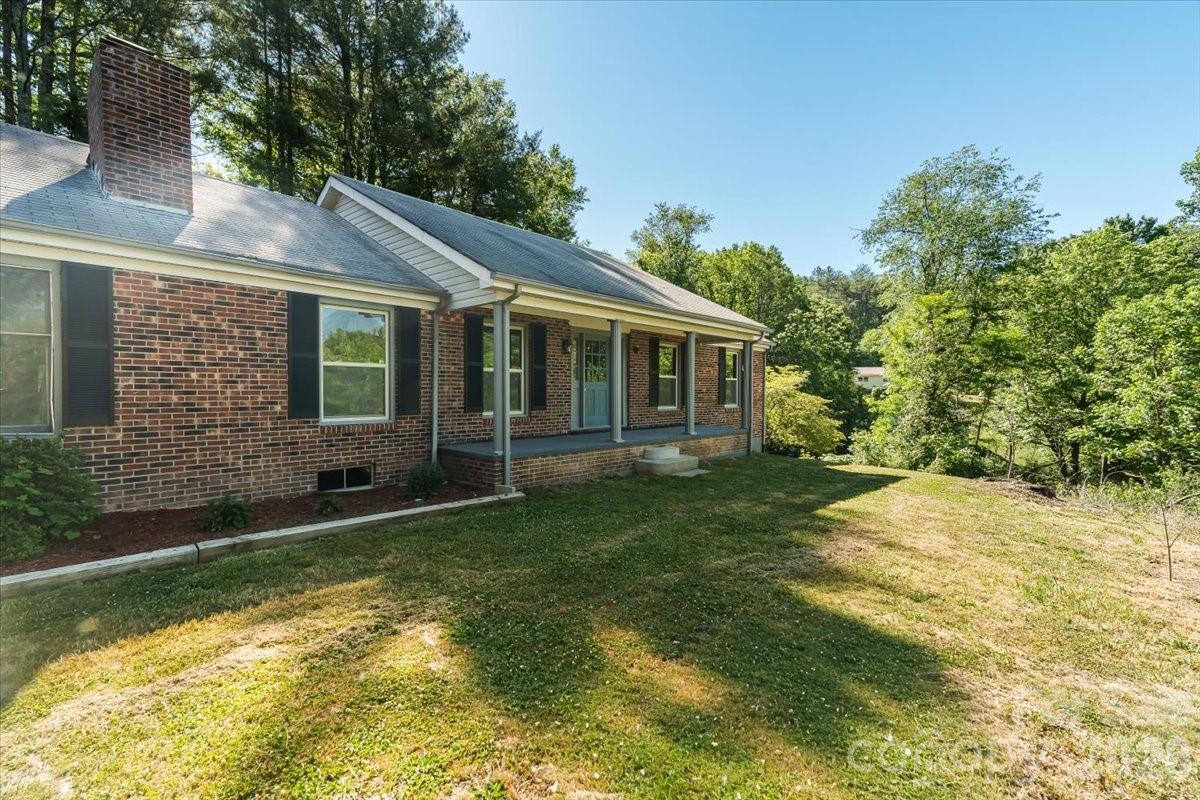 14 Jack Sullins Road Spruce Pine, NC 28777 - Photo 2 of 37 front view of a house with a yard