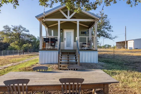 a view of a house with backyard