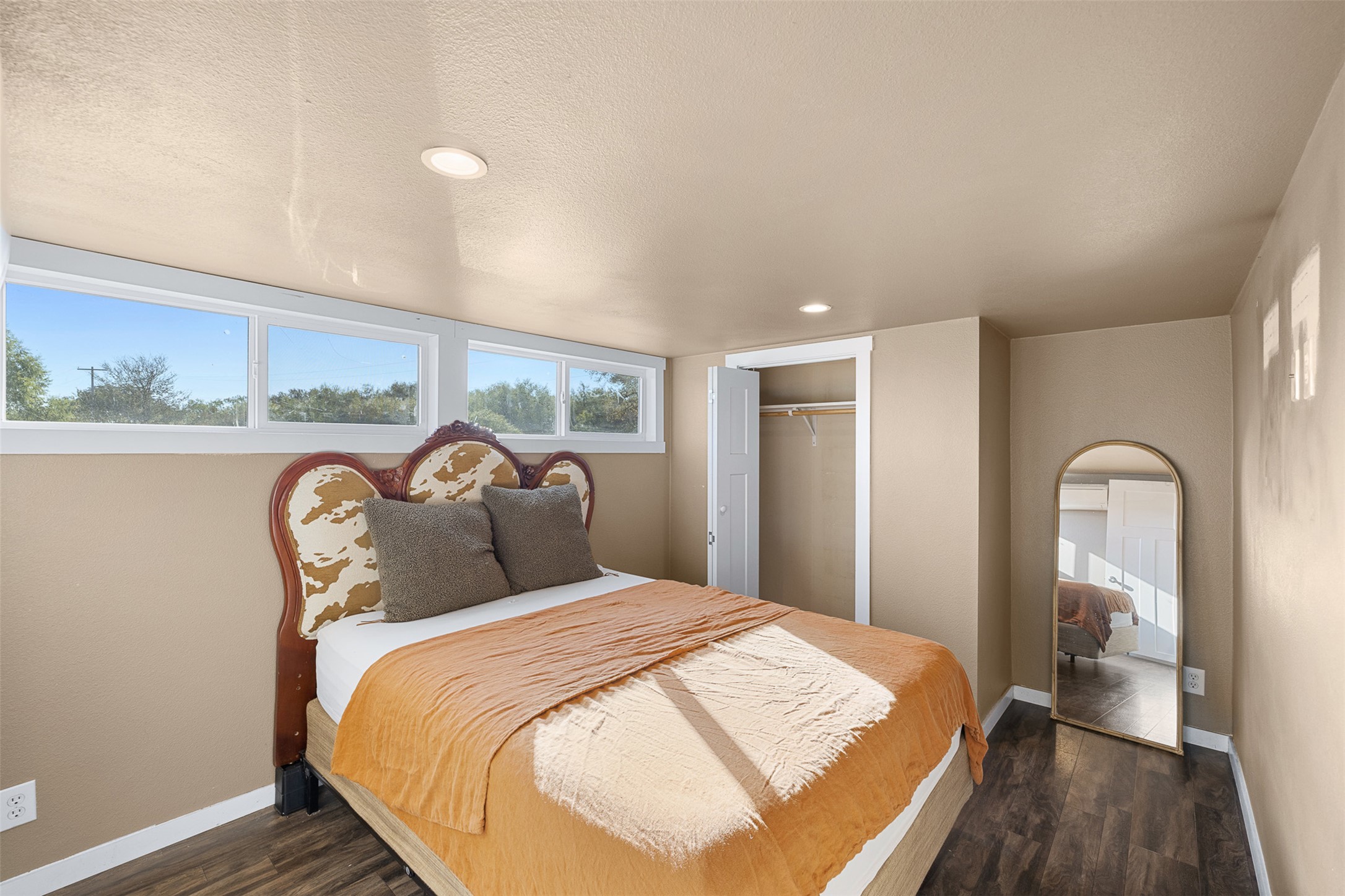 3270 Fm 671 Luling, TX 78648 - Photo 8 of 35 a bedroom with bed and a table