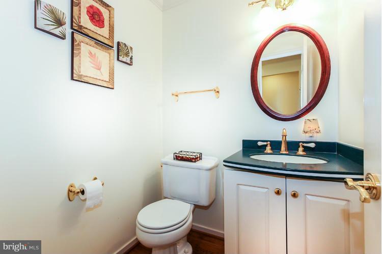 2600 Penny Royal Lane Reston, VA 20191 - Photo 18 of 30 a bathroom with a toilet a sink and a mirror