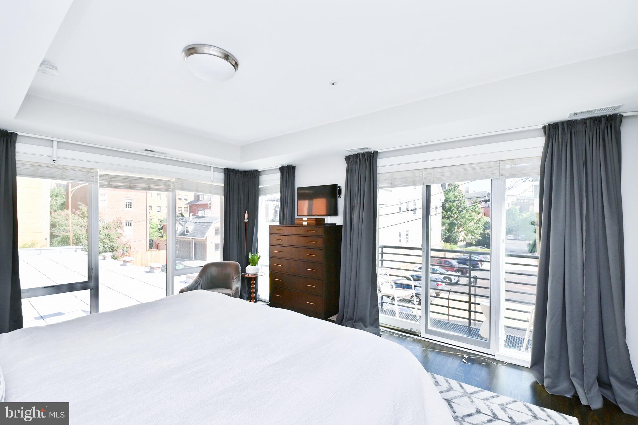 2012 Kalorama Road Northwest, Unit 8 Washington, DC 20009 - Photo 40 of 45 a bedroom with a large bed and large window