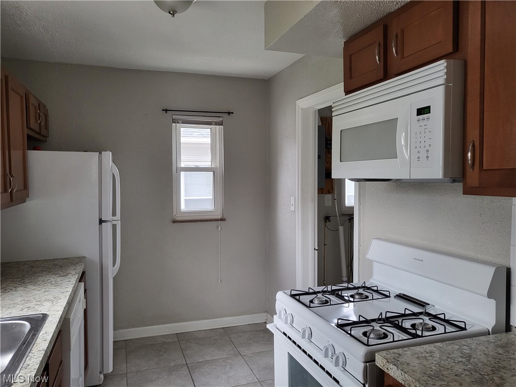 6146 Kelsey Road Cleveland, OH 44129 - Photo 5 of 26