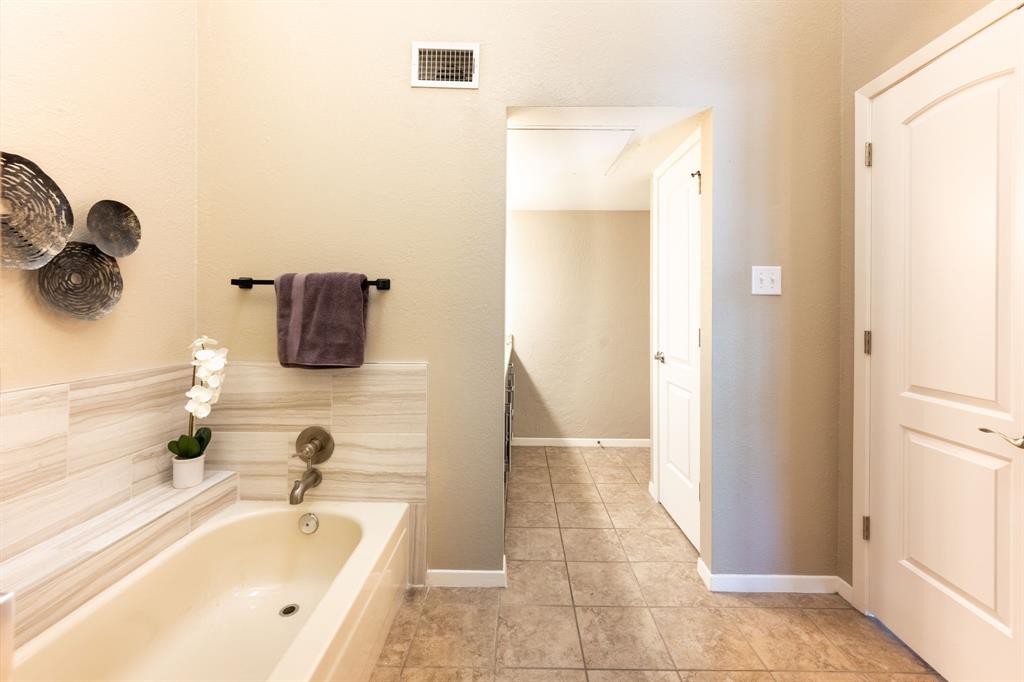 812 Signal Ridge Place Rockwall, TX 75032 - Photo 21 of 29 a bathroom with a tub sink and mirror