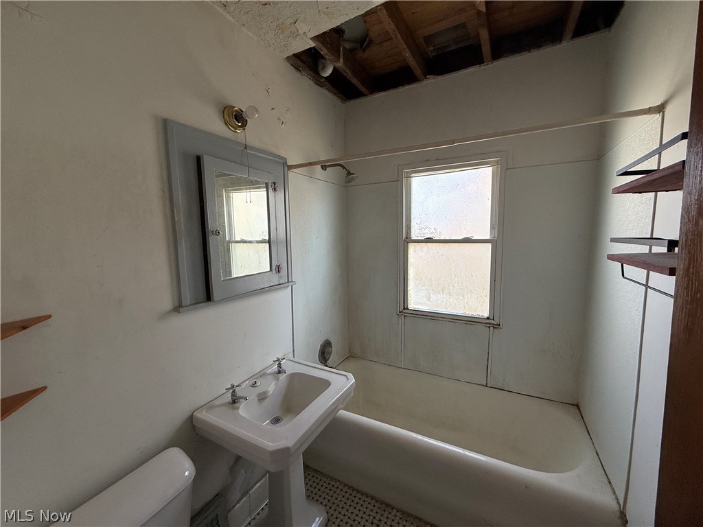18309 Edgerton Road Cleveland, OH 44119 - Photo 11 of 20 DN Unit Bathroom