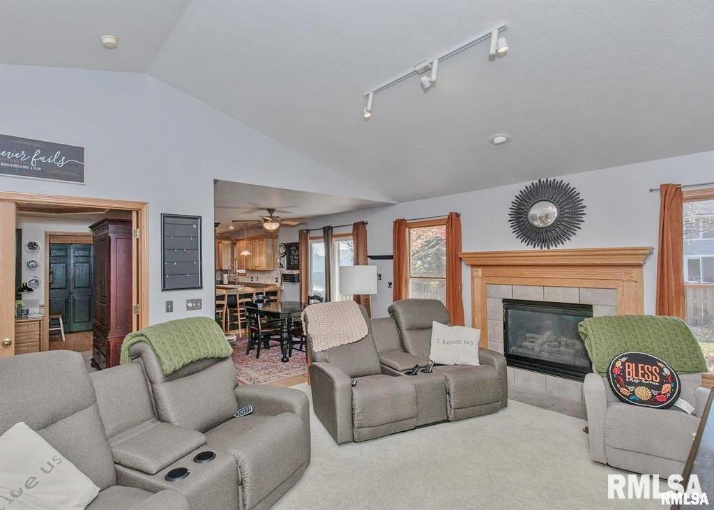 2097 Ashford Road Bettendorf, IA 52722 - Photo 4 of 26 Gallery Image 4