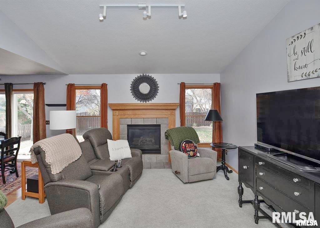 2097 Ashford Road Bettendorf, IA 52722 - Photo 5 of 26 Gallery Image 5