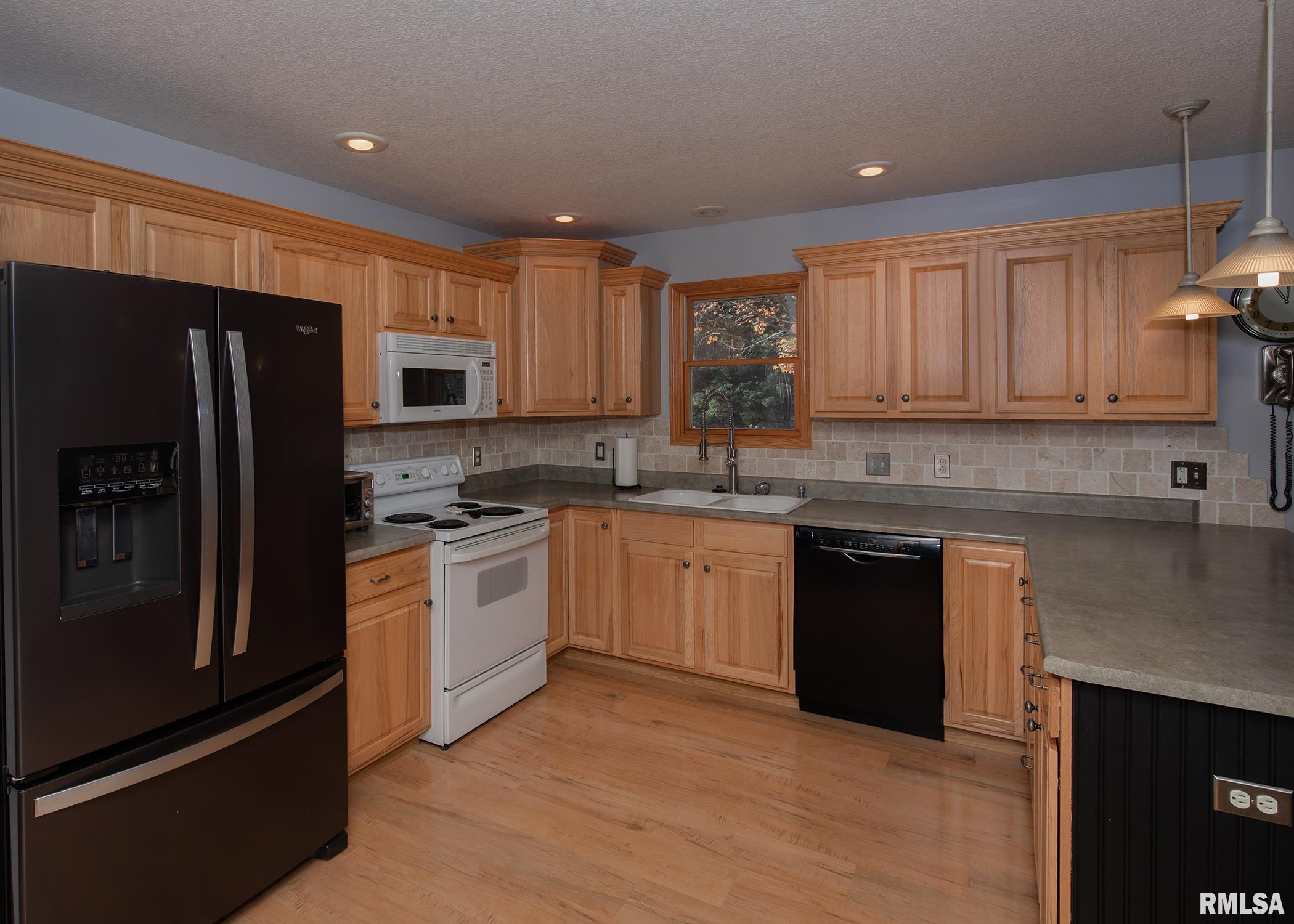 2097 Ashford Road Bettendorf, IA 52722 - Photo 6 of 26 Gallery Image 6
