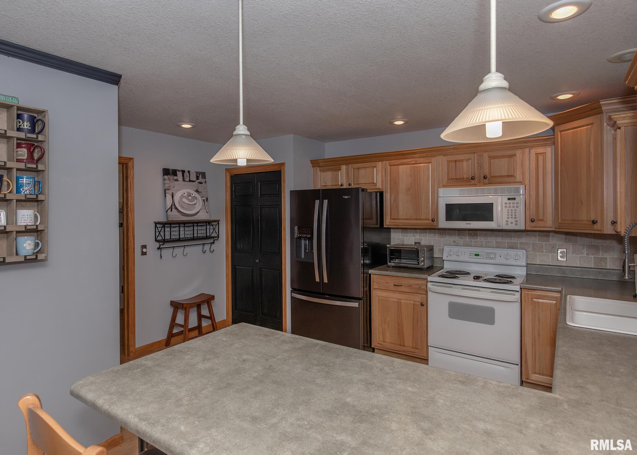 2097 Ashford Road Bettendorf, IA 52722 - Photo 8 of 26 Gallery Image 8