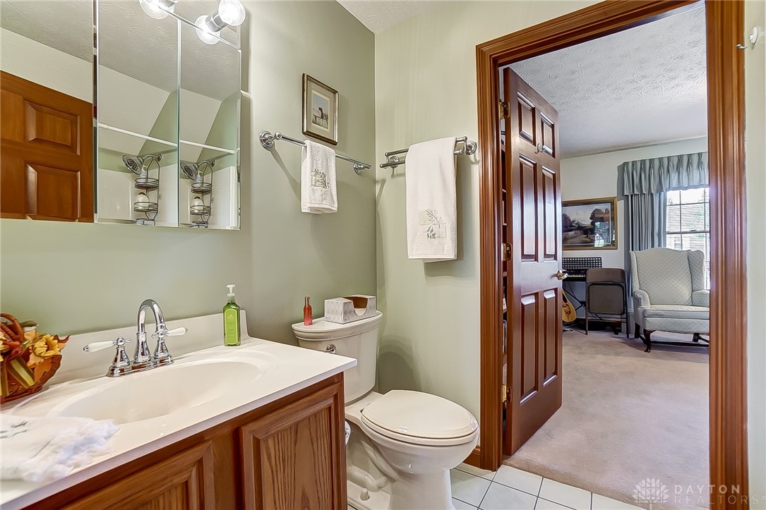 1784 Willow Ridge Court Springfield, OH 45502 - Photo 16 of 35 GUEST BATH OFF DEN/GREAT ROOM