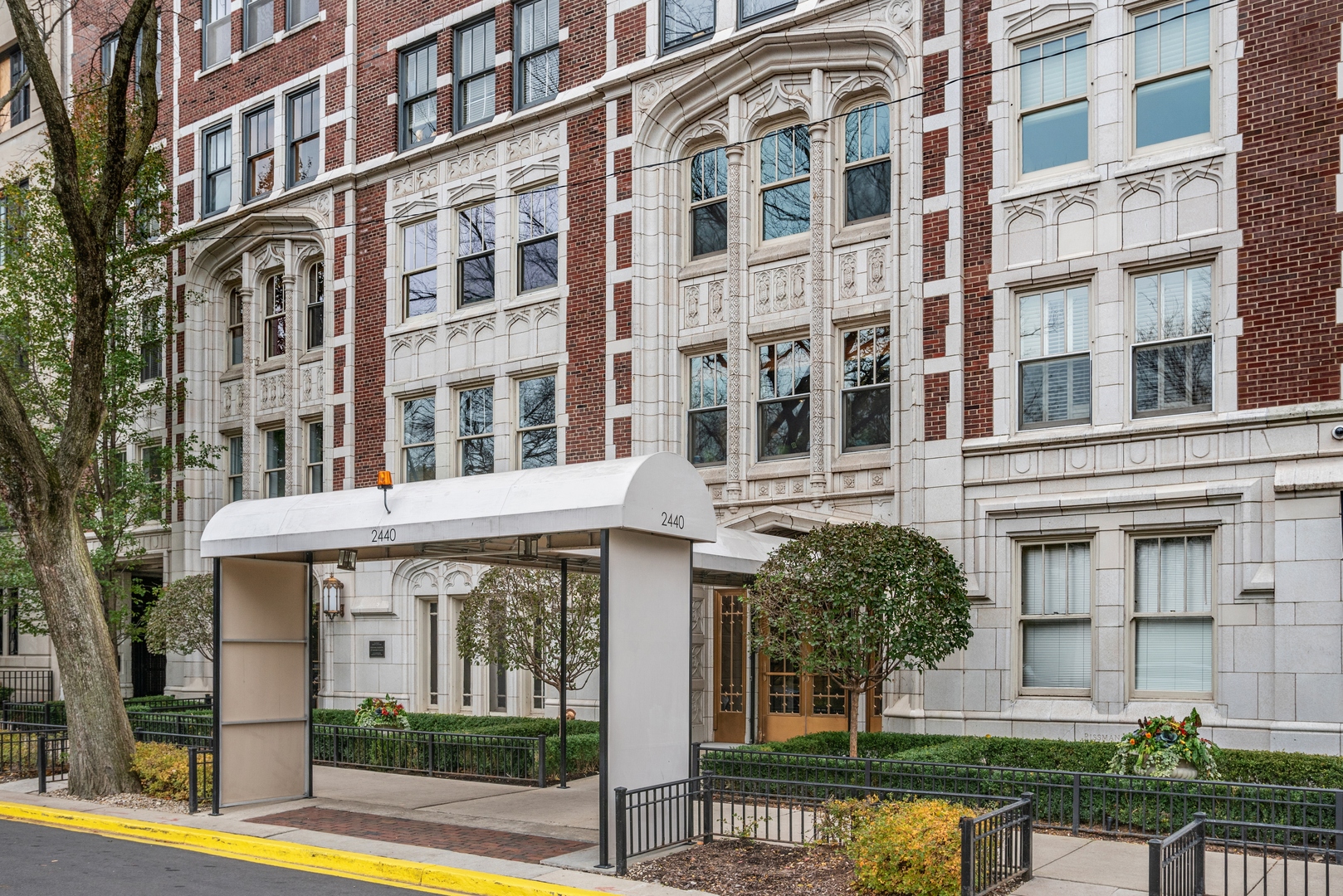 2440 North Lakeview Avenue, Unit 2B Chicago, IL 60614 - Photo 1 of 25