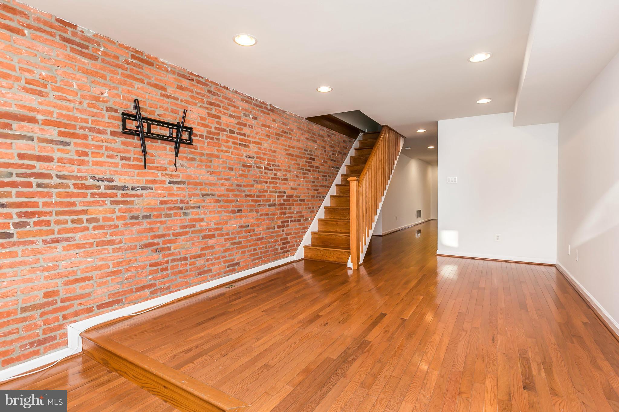 718 South Port Street Baltimore, MD 21224 - Photo 2 of 25 Living Room
