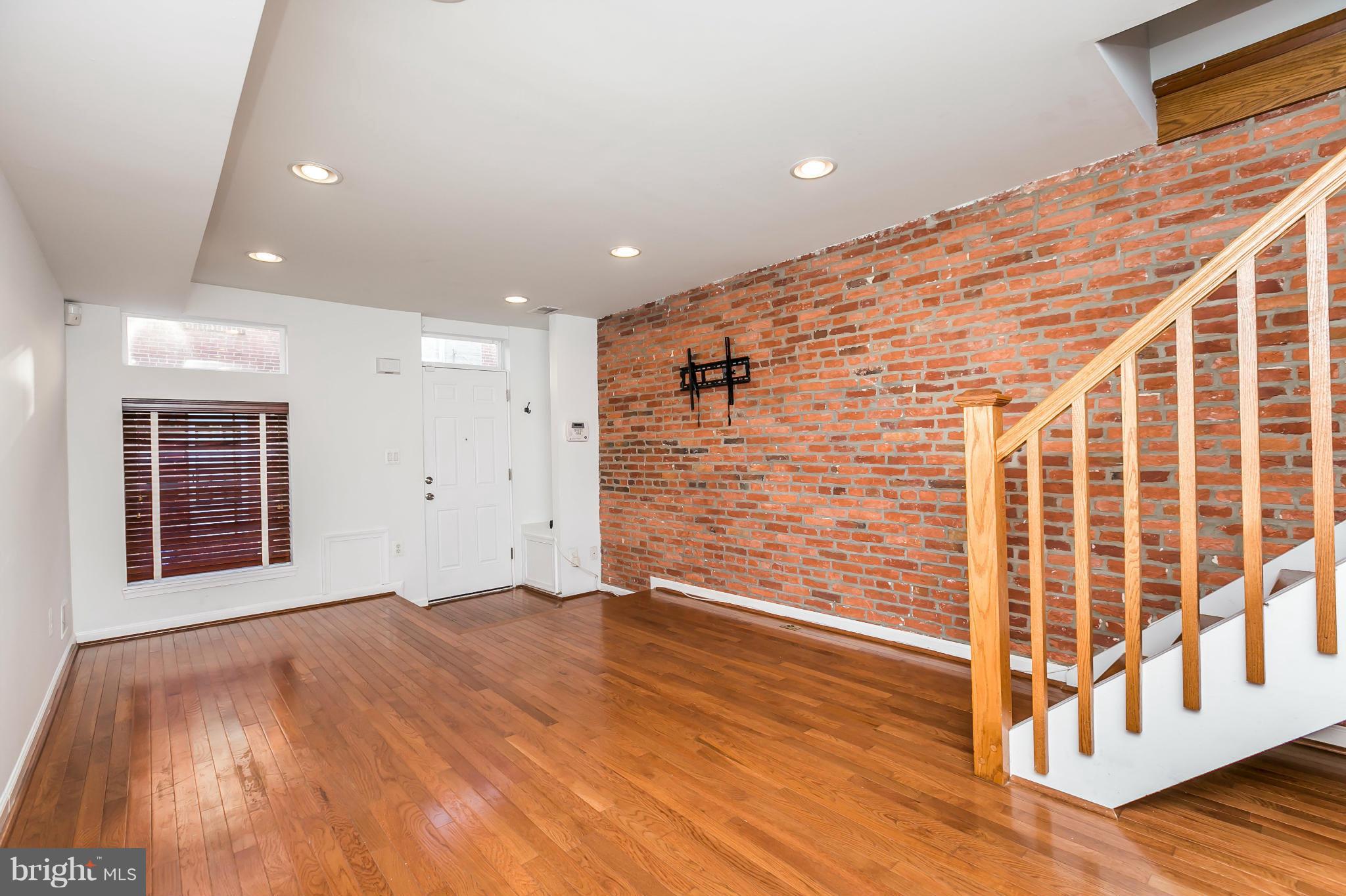 718 South Port Street Baltimore, MD 21224 - Photo 3 of 25 Living Room