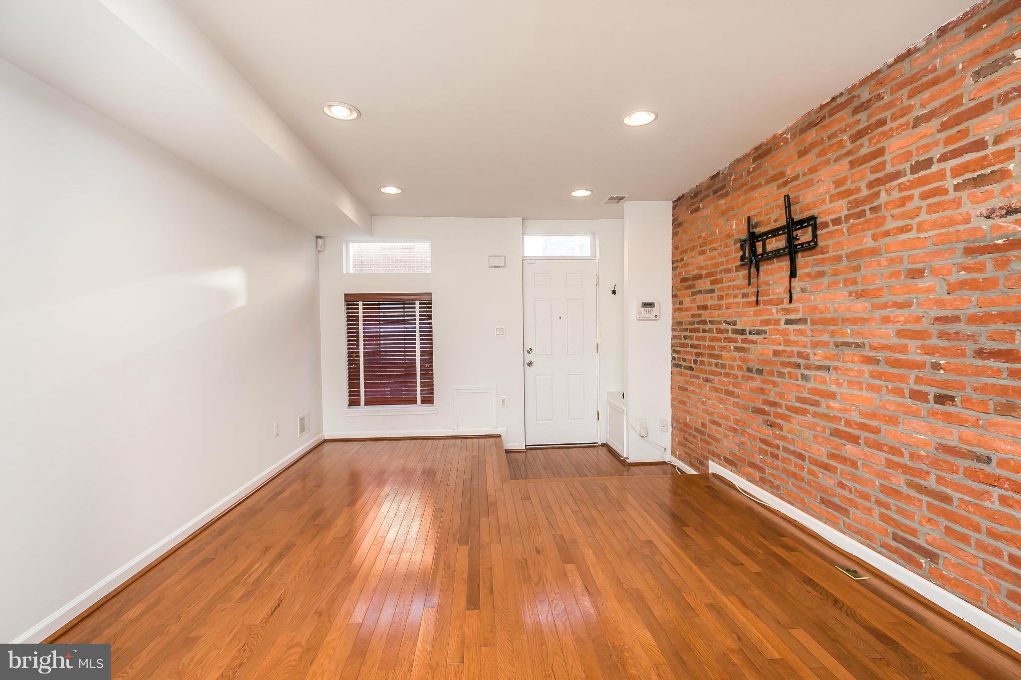 718 South Port Street Baltimore, MD 21224 - Photo 4 of 25 Living Room