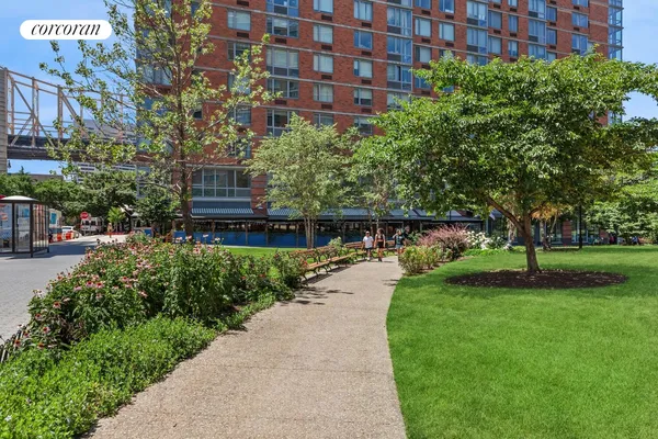 $875,000 | 425 Main Street, Unit 9M | Roosevelt Island