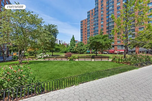 $875,000 | 425 Main Street, Unit 9M | Roosevelt Island