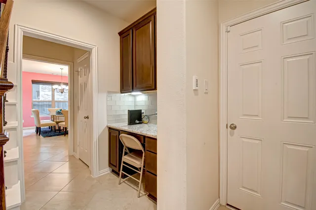 a view of a livingroom and a livingroom with furniture