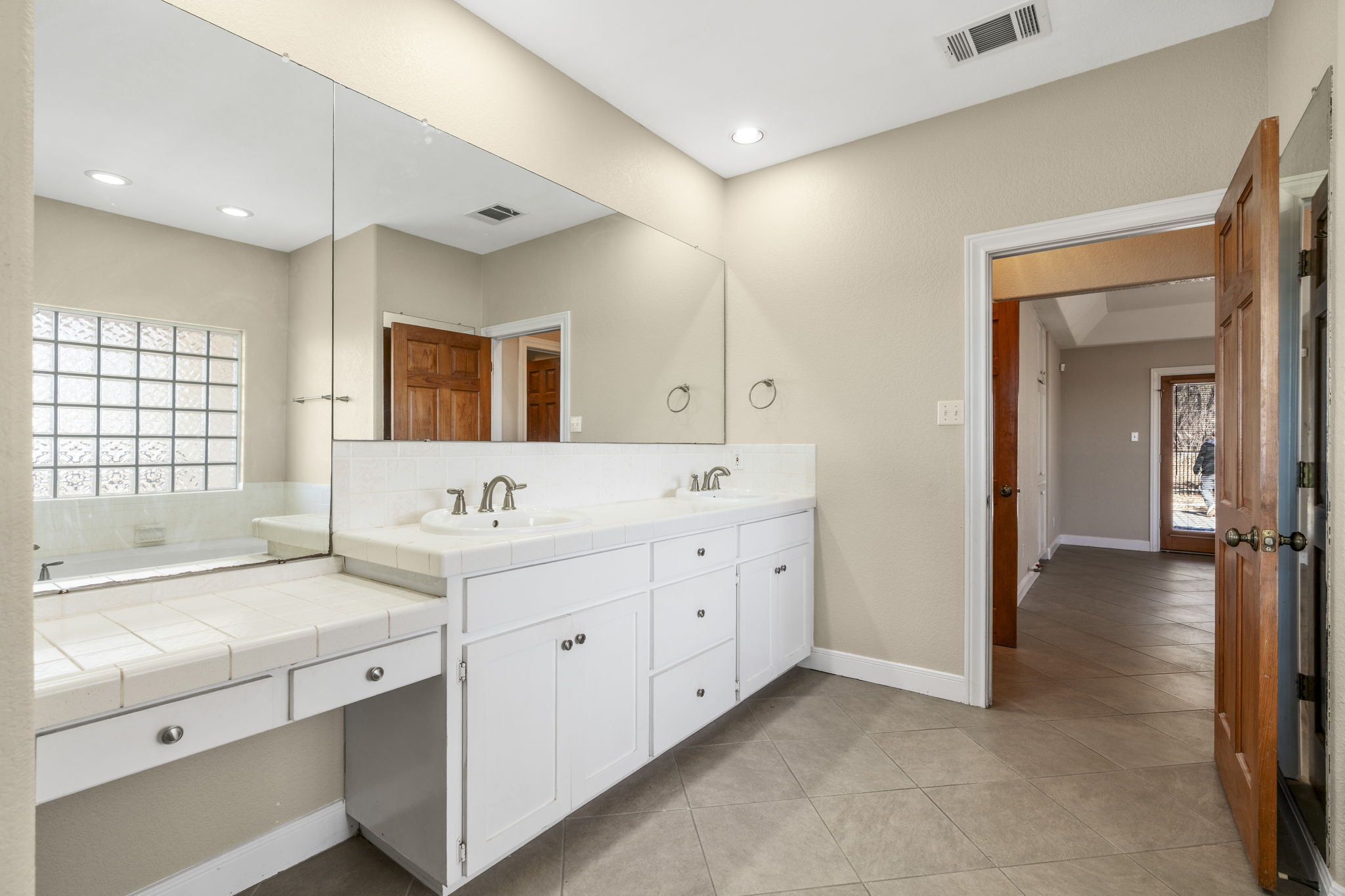 310 County Road 317 Georgetown, TX 78626 - Photo 18 of 40 Primary Bathroom