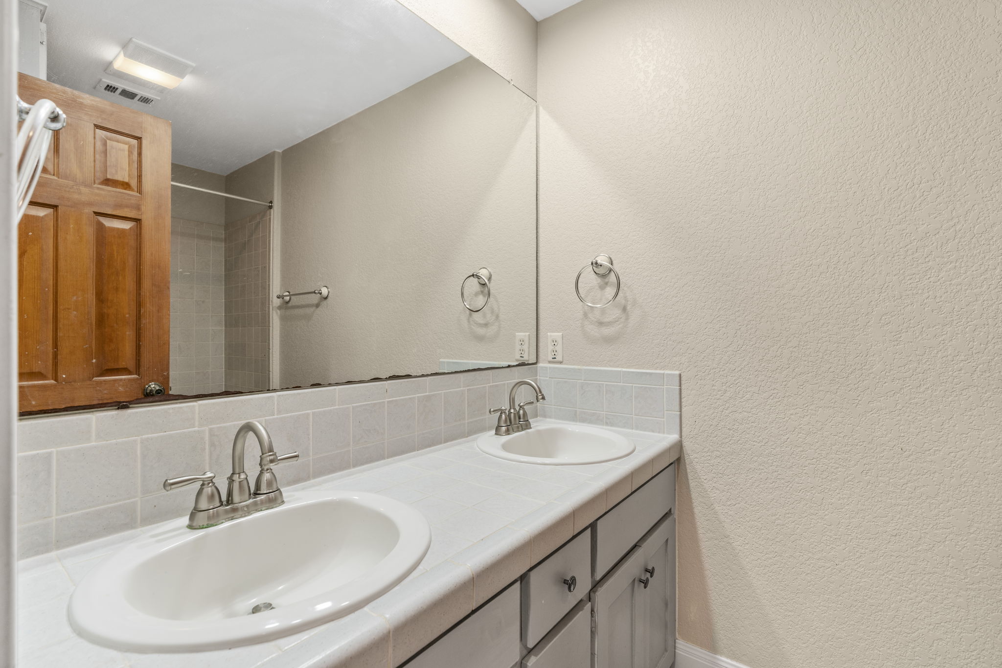 310 County Road 317 Georgetown, TX 78626 - Photo 23 of 40 Upstairs bathroom wth double vanity and tub/shower combo