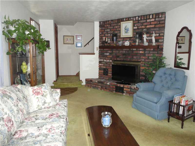 705 Highview Road Pittsburgh, PA 15234 - Photo 5 of 15 Living Room.