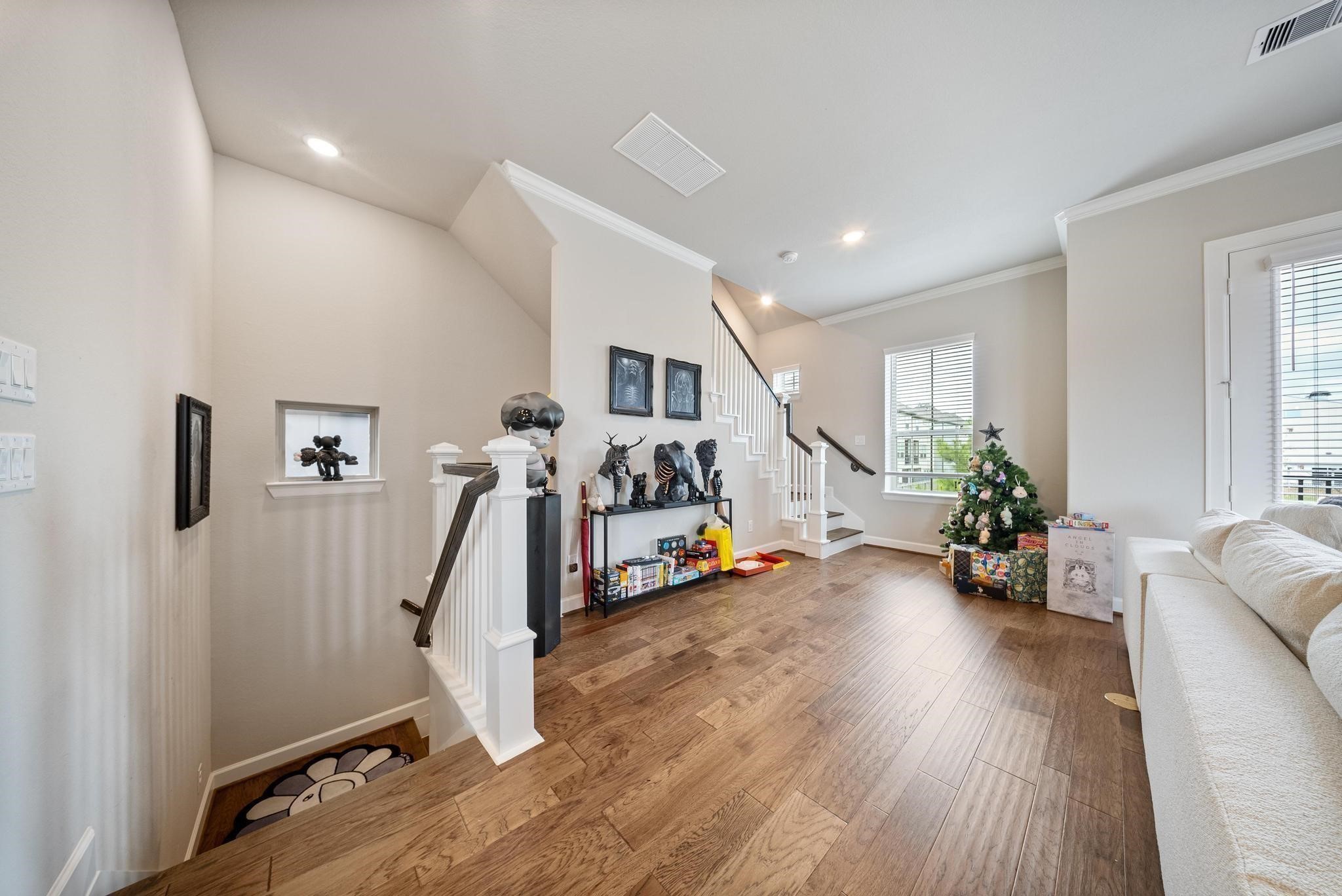 10605 Centre Green Way Houston, TX 77043 - Photo 12 of 22 a view of a livingroom with hardwood floor and a hallway