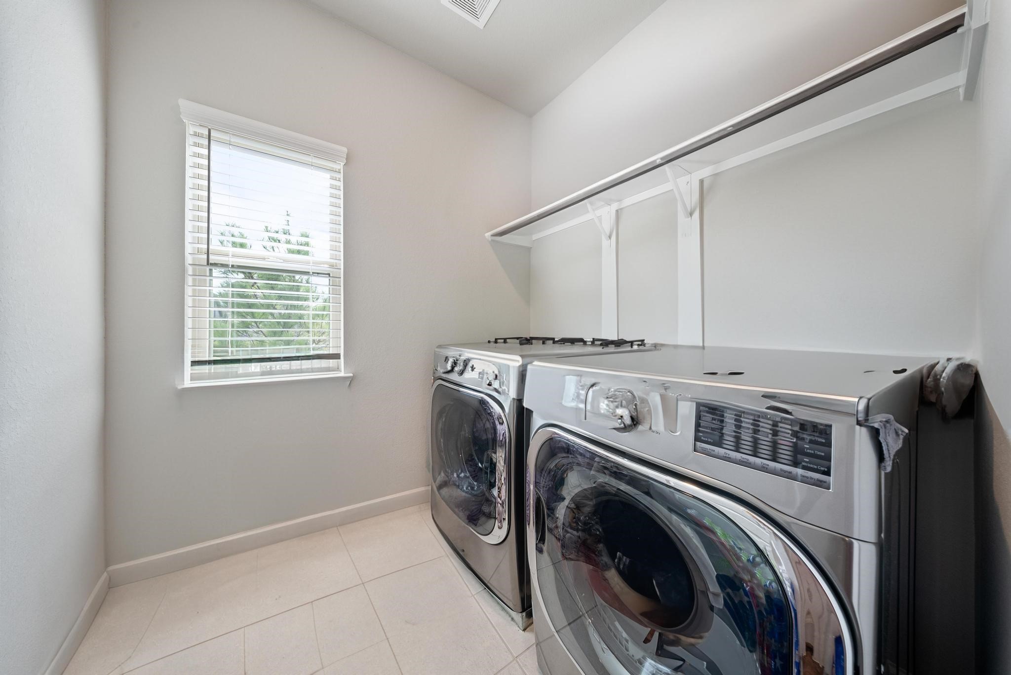10605 Centre Green Way Houston, TX 77043 - Photo 21 of 22 a utility room with dryer and washer