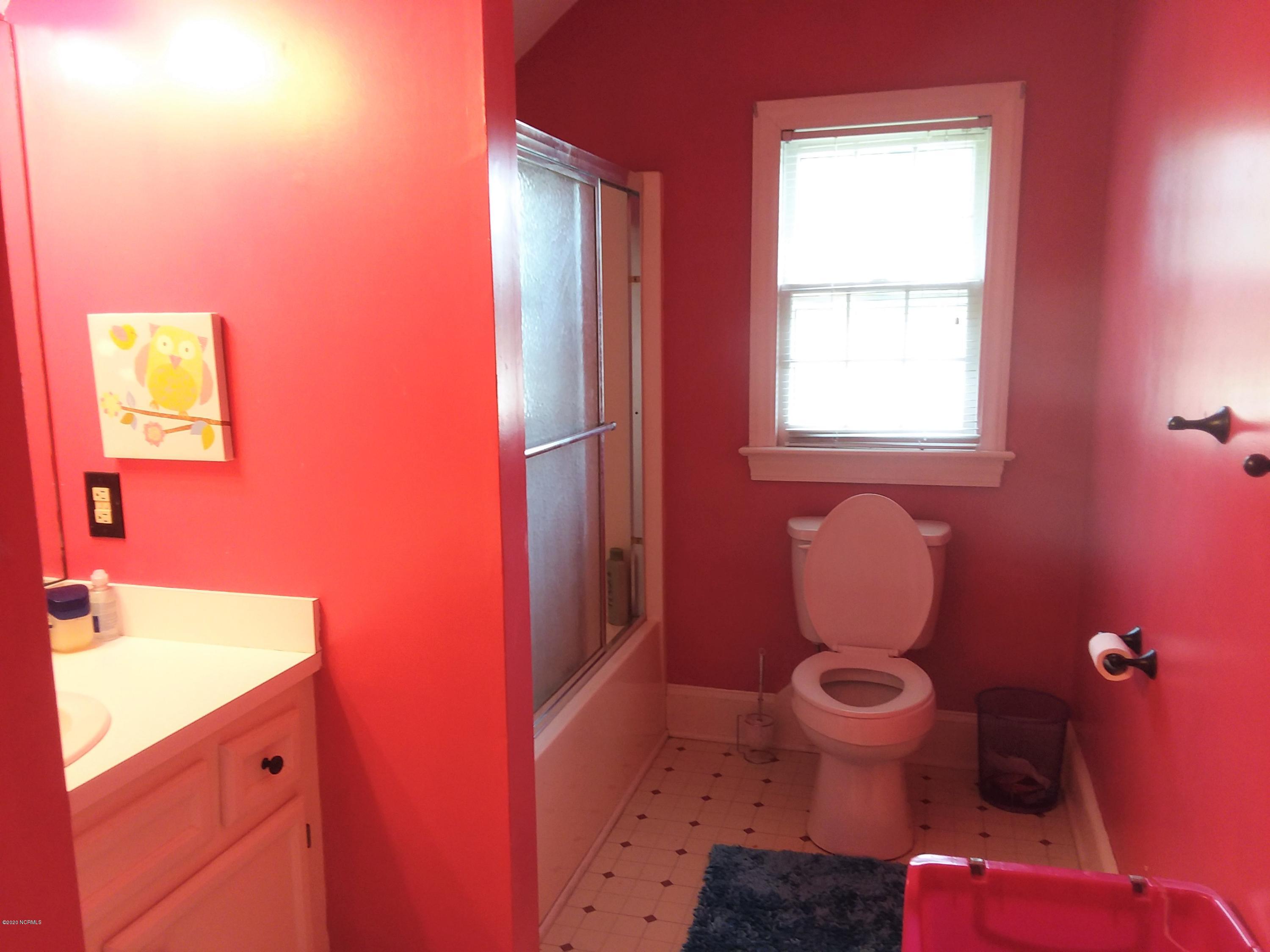 3201 Hodges Road Kinston, NC 28504 - Photo 11 of 16 Ensuite bathroom in bedroom 2