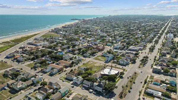 $1,300 | 918 Winnie Street, Unit 100, Galveston, TX 77550