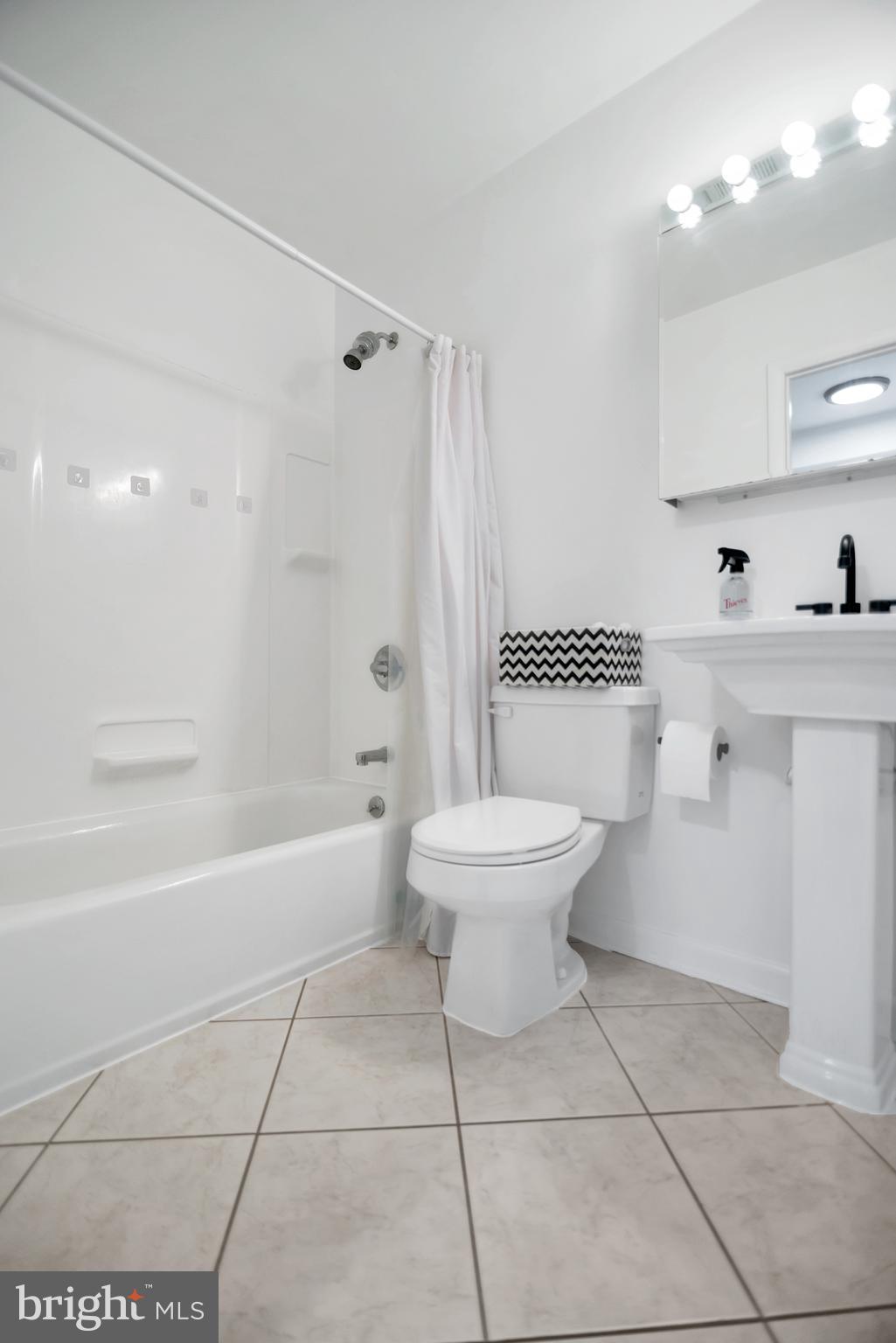 5625 Selford Road Halethorpe, MD 21227 - Photo 29 of 52 a bathroom with a toilet a sink and bathtub