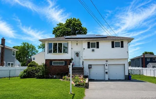 $739,000 | 121 West Lake Drive, Lindenhurst, NY 11757