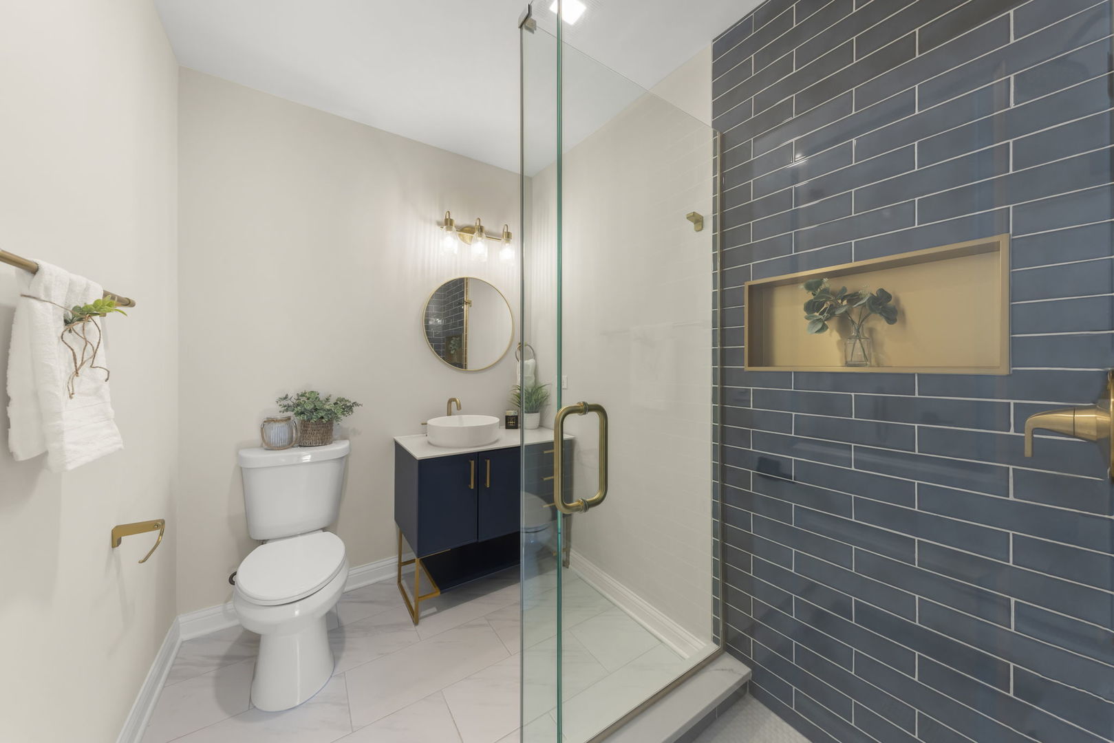 1280 Brandywine Circle Batavia, IL 60510 - Photo 18 of 36 a bathroom with a toilet a sink and mirror