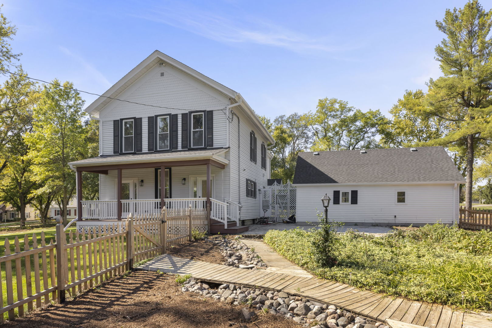 1280 Brandywine Circle Batavia, IL 60510 - Photo 31 of 36 a front view of a house with garden