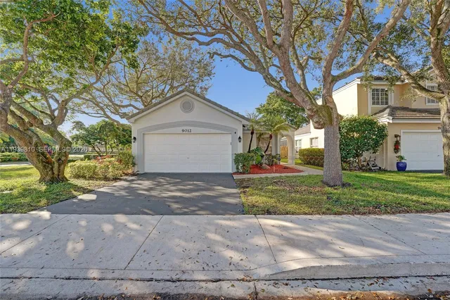 $640,000 | 9012 Lake Park Circle South, Davie, FL 33328