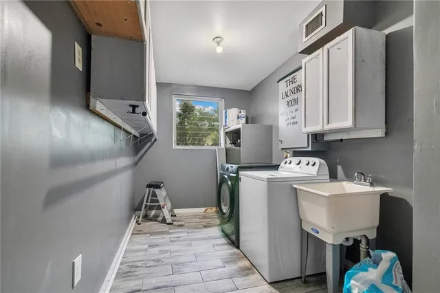 a view of a yard with an tree