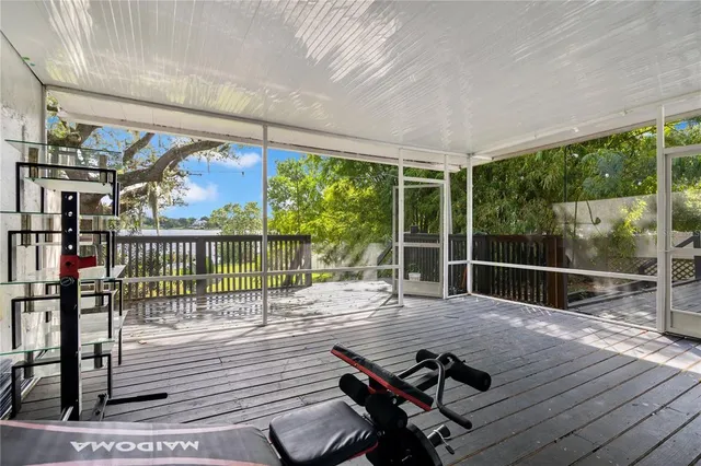 a view of a back yard